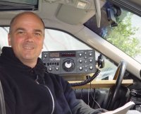 Die Funkstation ist im Auto aufgebaut
