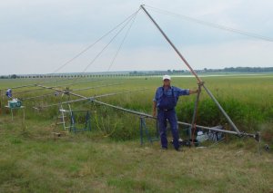 Die Antennengruppe steht bereit zum Errichten